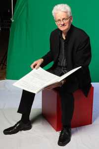 Portrait: Mark-Andreas Schlingensiepen mit einer Partitur